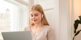 Ce să-i scrii în primul mesaj pe chat ca să primești răspuns (fără clasicul „Ce faci?”)